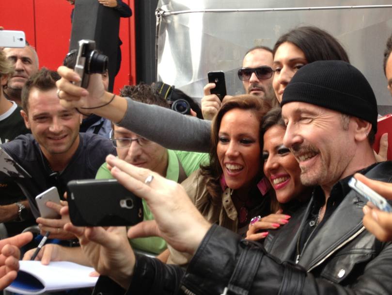 La moda del selfie contagia anche gli U2
